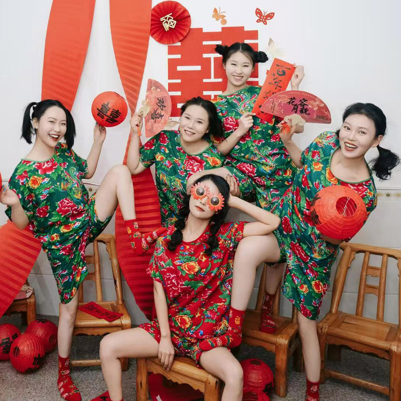 Playful and cute Northeast floral pattern pajama set, women's robe, bridal and bridesmaid party wear, plus size, photo shoot loungewear Playful and cute Northeast floral pattern pajama set, women's robe, bridal and bridesmaid party wear, plus size, photo shoot loungewear