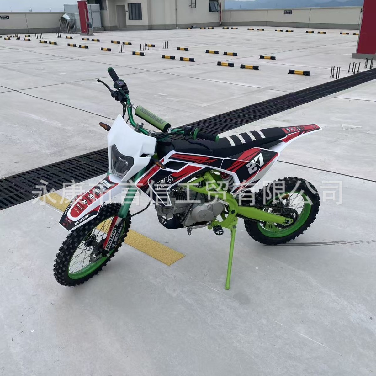 New HSWN125CC gasoline-powered off-road motorcycle, a two-wheeled, four-stroke, off-road vehicle suitable for teenagers and for use on mountain trails