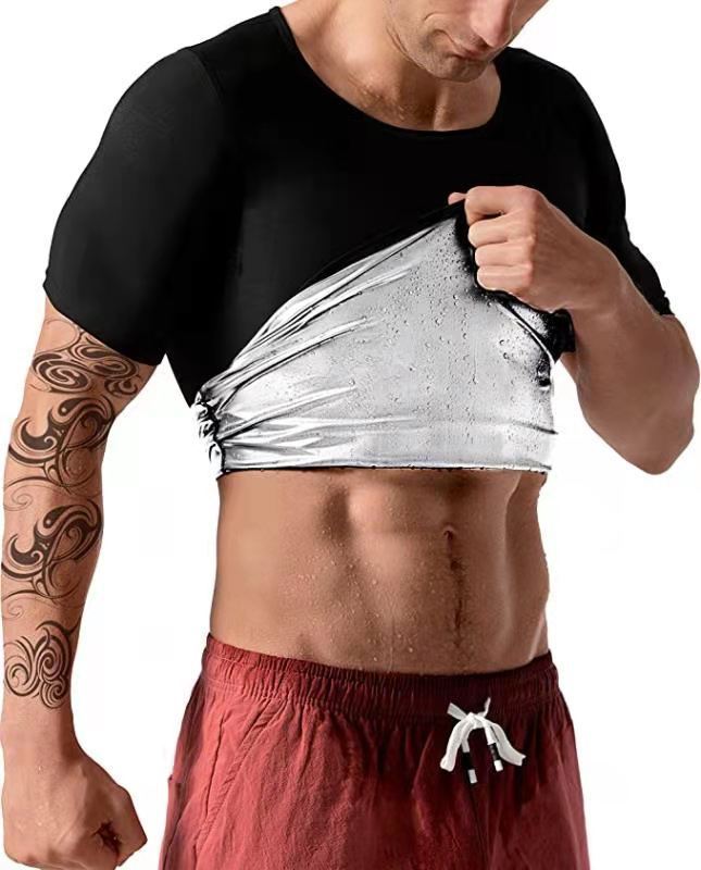 欧米の男性が汗をかく服を着て体を作って腹を収めて運動します。|undefined
