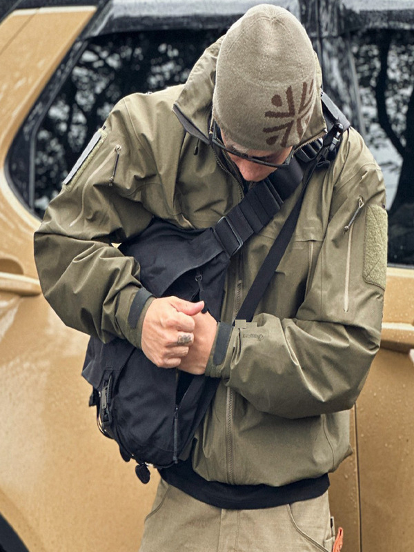 Hardshell Single-Layer Nylon Fabric Windproof and Waterproof Hooded Jacket for Men and Women, Mountaineering Clothing with Custom Logo Embroidery Hardshell Single-Layer Nylon Fabric Windproof and Waterproof Hooded Jacket for Men and Women, Mountaineering Clothing with Custom Logo Embroidery