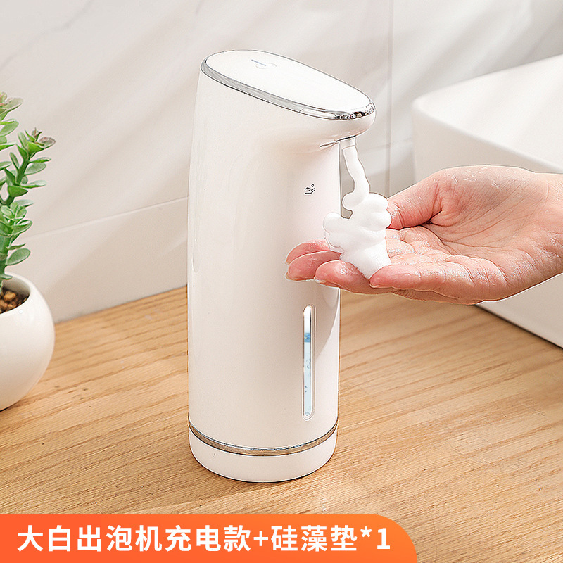 自動手洗い機センサー電動携帯電話のスマートフォーム洗浄精が石けん液器に壁掛けしている|undefined