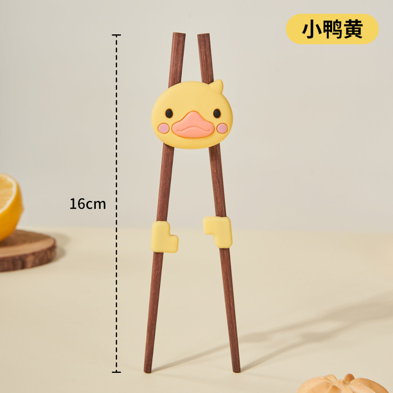 子供の虎口は箸を訓練します。2歳から6歳までの赤ちゃんは箸を勉強します。|undefined