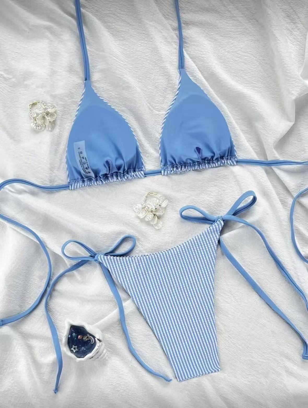 Ensemble bikini avec haut à nouer rayé bleu et blanc deux pièces_voghion.com
