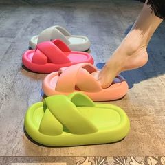 EVAクロスは家庭用スリッパを持っています。滑り止め防水は軽くて快適です。