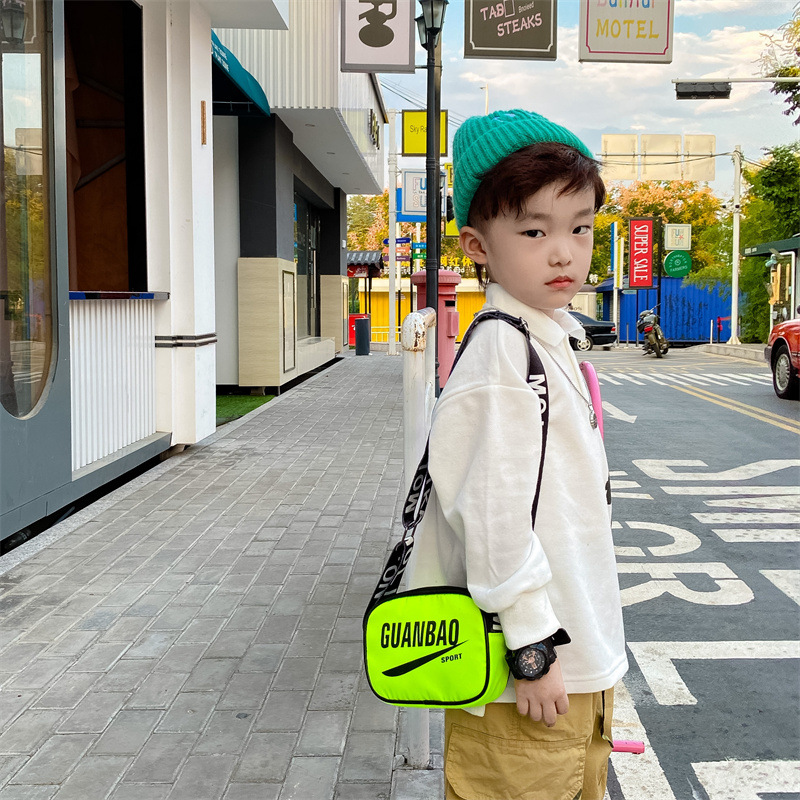 INS nuevo estilo bolso de los niños de moda fresco de la carta del muchacho bolsa de mensajero bolso de hombro de la muchacha personalizada desgaste del bebé a juego bolso de la joyería