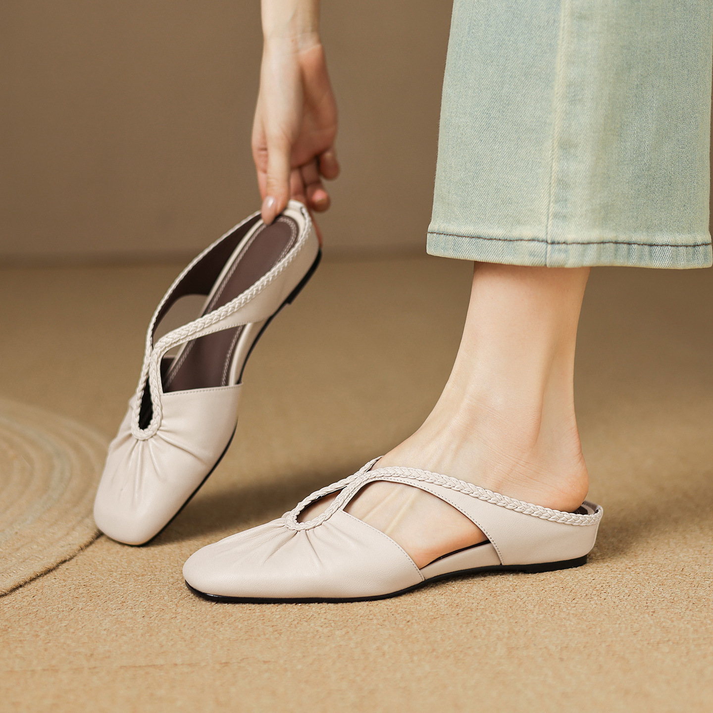 Dép sandal nữ quai chữ V đế bệt mũi tròn phong cách đơn giản — đen