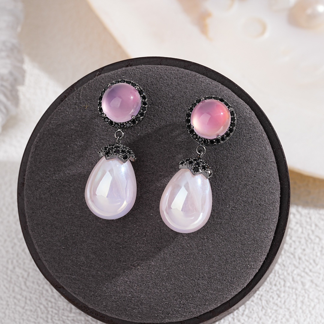 fashionable elegant earrings drop-shaped