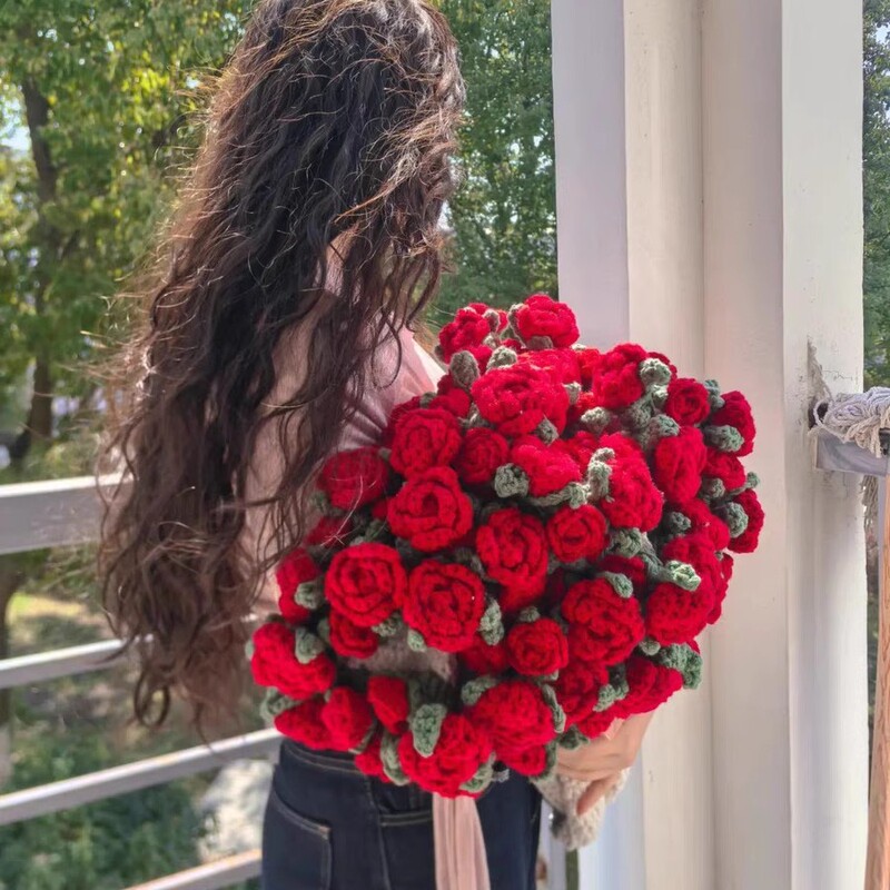 【完成品・在庫あり】ガールフレンドへのギフトとして、手作りの毛糸で編んだバラの花が付いた花束ブランケット完成品|undefined