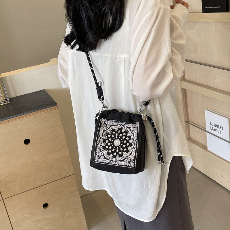 日本と韓国の刺繍ボールチェーン巾着バケットバッグ多用途軽量ナイロンクロスボディニッチデザインショルダーバッグ|undefined