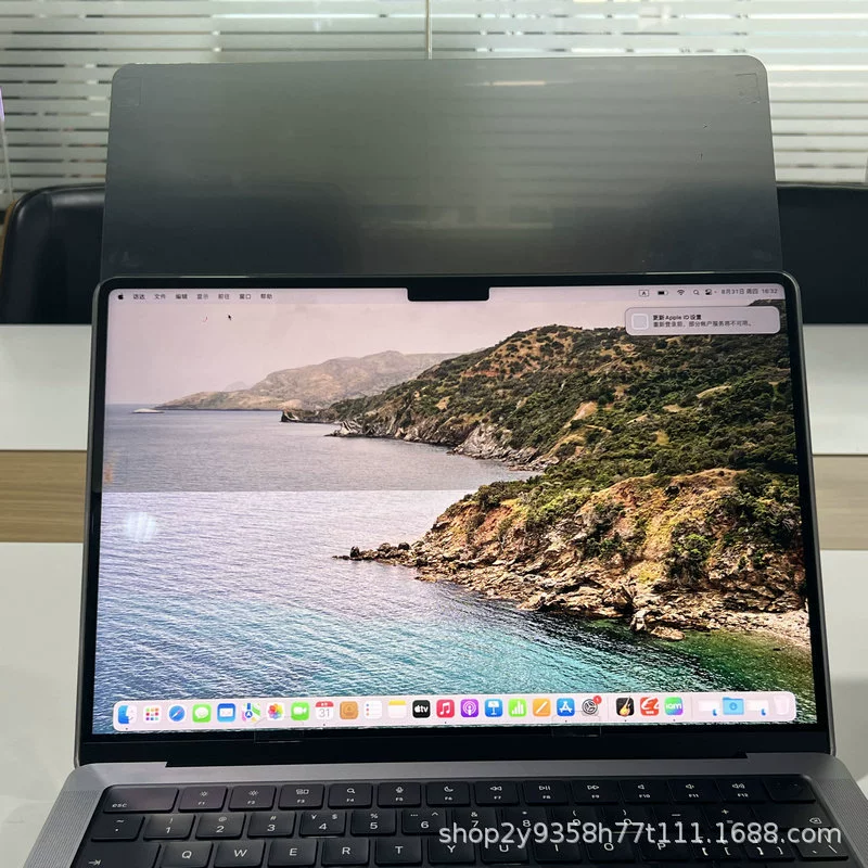 Laptop, protective screen, retroreflective LCD display