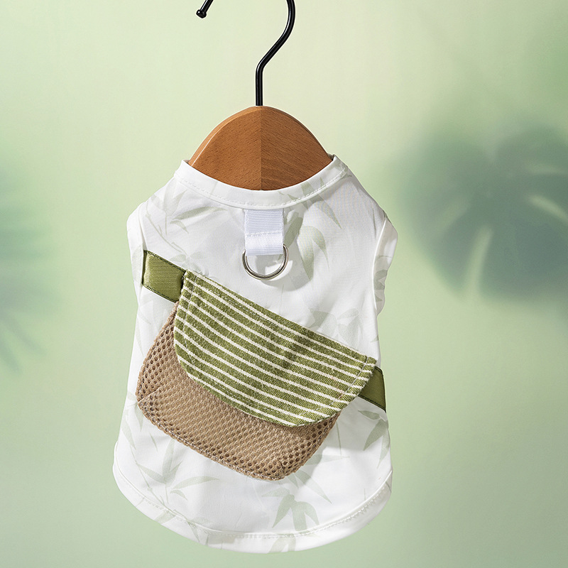 Los perros de verano en el bosque de bambú de verano pueden poner bolsas de hielo en ropa fresca para refrescarse Gatos frescos al aire libre protección solar ropa para perros