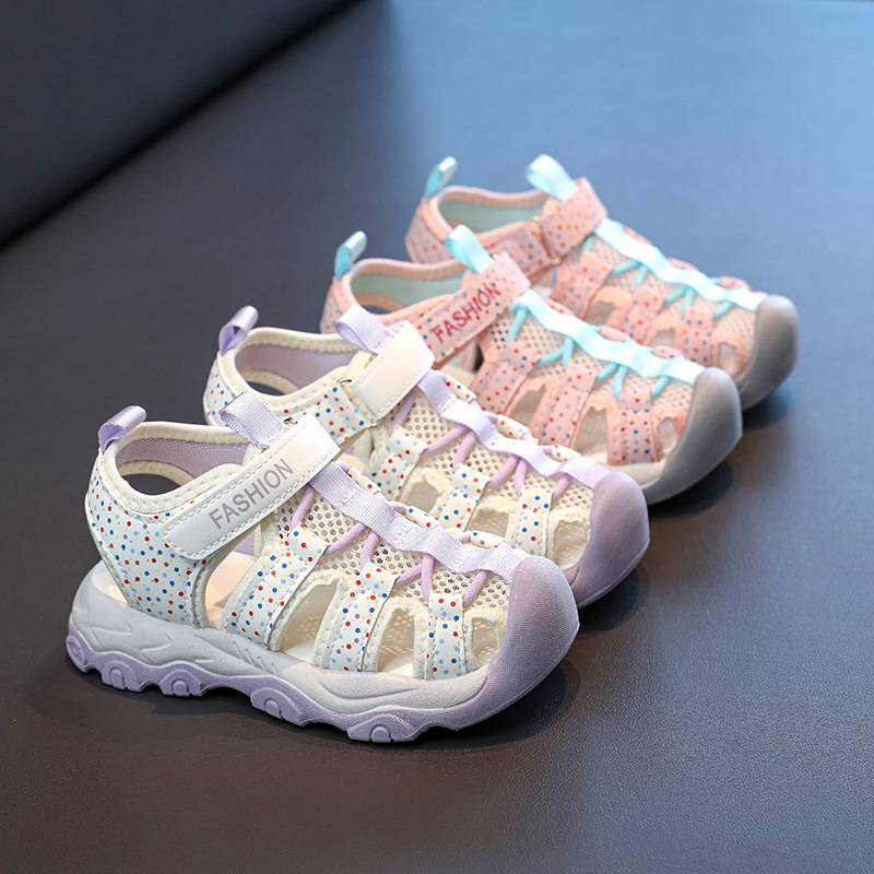 Niñas sandalias Baotou 2026 verano nuevo tipo de niños con suela suave de moda versátil zapatos de playa antideslizantes zapatos retrocesivos