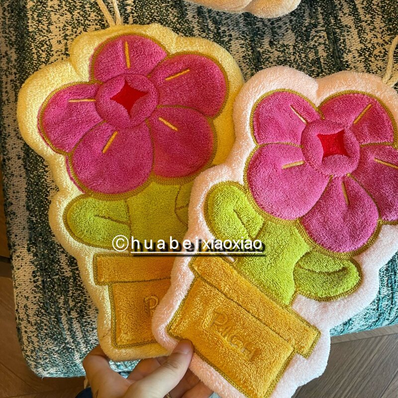 Cute and Personalized Flower-Shaped Hand Towel, Coral Fleece, Thickened, Absorbent, Lint-Free, Small Towel for Kitchen and Bathroom, Hand Wiping Cloth