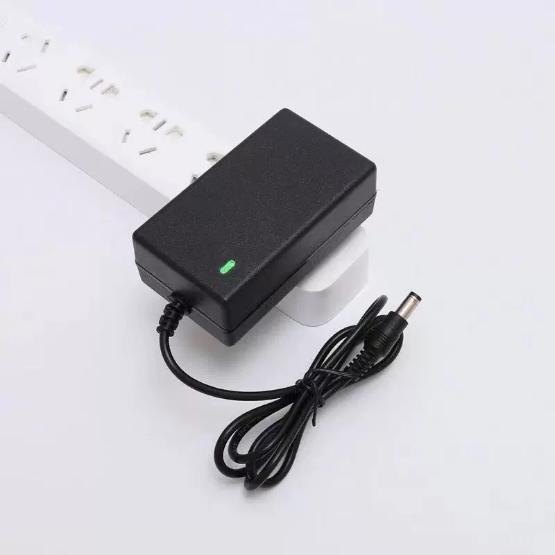 Зарядное устройство для аккумулятора 6V/12V универсальное, несколько выходных токов 700–2000 мА, компактный размер 85×50×30 мм