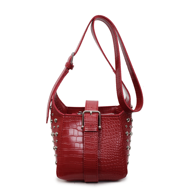 Bolso de cubo de todo fósforo transfronterizo bolso de viaje con diseño de remaches 2025 nuevo bolso de hombro de alta gama bolso de mensajero de color sólido mujer