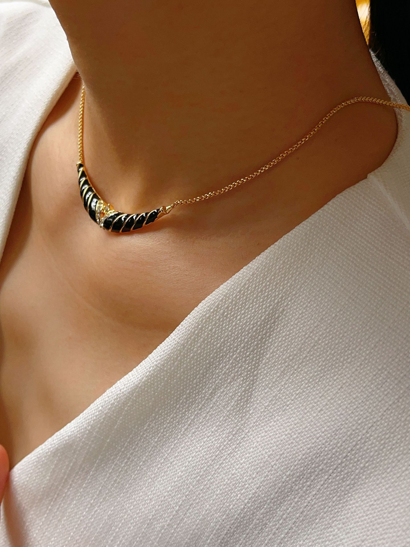 Alto grado 18K chapado en oro blanco y negro a rayas pendientes personalidad traje de moda nicho suéter cadena joyería de moda