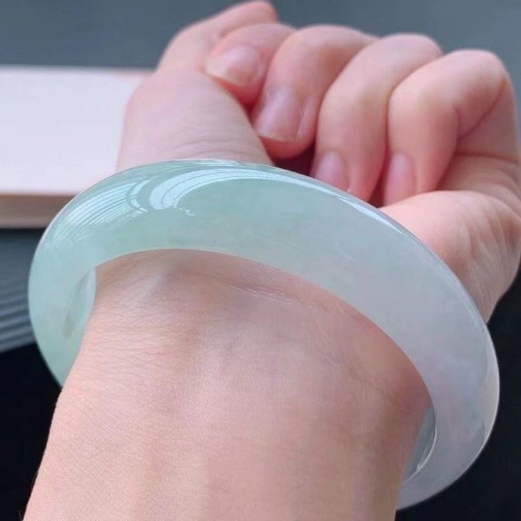 Vòng tay ngọc bích Miến Điện A hàng thiên nhiên, nước băng trong, màu xanh nhạt phong thủy chi tiết 4