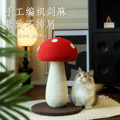 赤いキノコの猫は柱の猫をつかんで板をつかんで大きいサイズの猫を捕まえます。