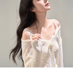 一颗小野莓V领蕾丝拼接长袖T恤女2025年秋季新款小众立花设计上衣