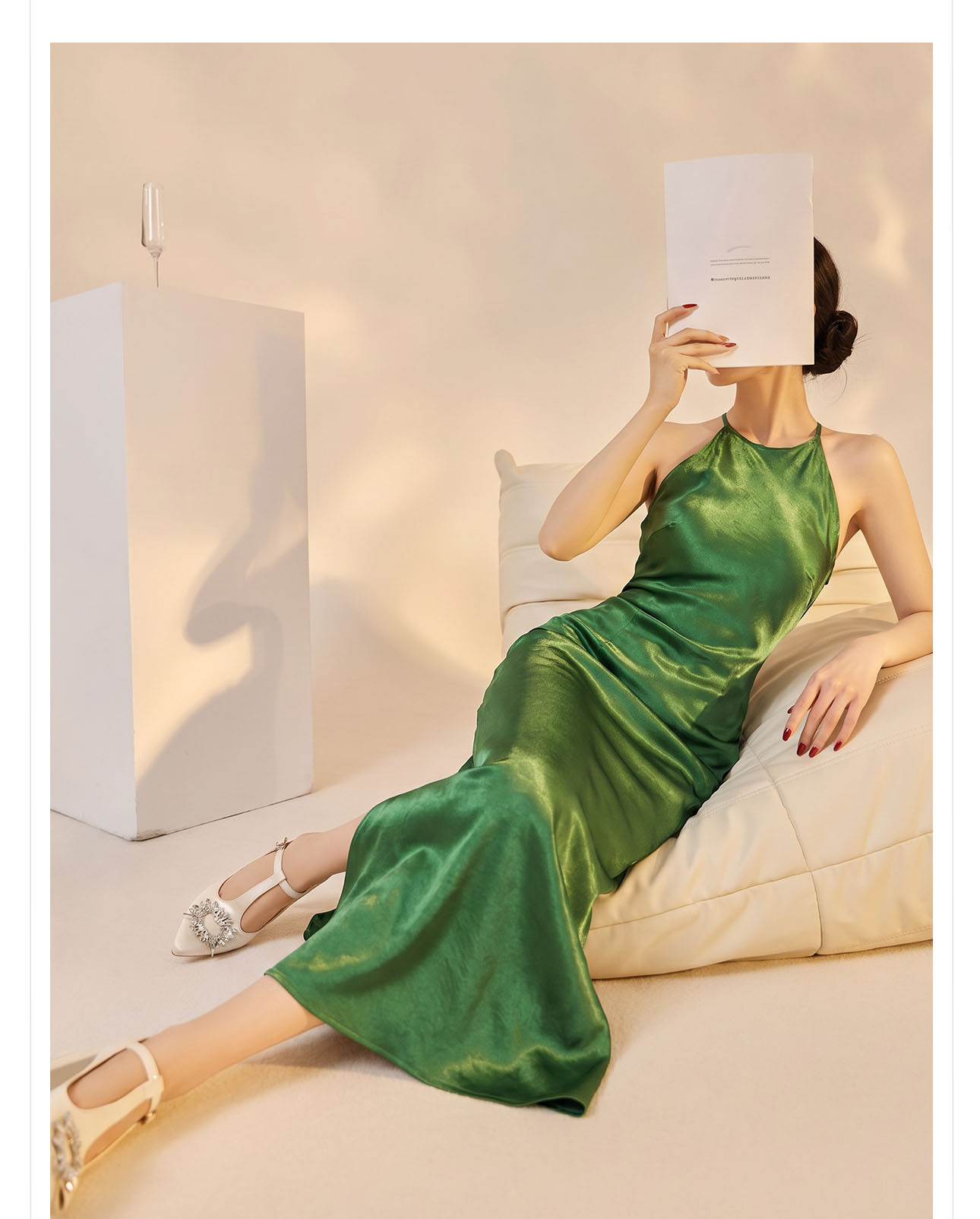Đầm maxi thắt eo xếp ly cắt chéo — màu xanh đậm chi tiết 2