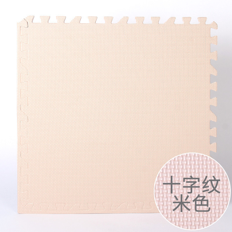 十字の紋様のevaの泡の地面は子供の赤ちゃんを敷きます。|undefined