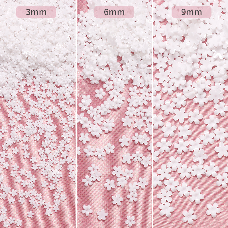 Popular manicura popular en línea de cinco pétalos de joyería de flores elegante estilo blanco resina tridimensional pequeña flor 500g a granel