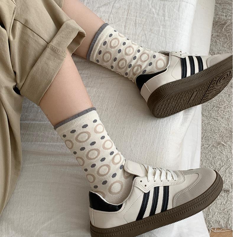 Frau Retro Blume Baumwolle Crew Socken Ein Paar display picture 4