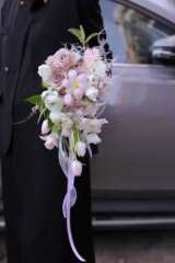 チューリップの花束の花嫁の造花の影楼の結婚する手は花の完成品の撮影の花の白色の写真を撮ります。