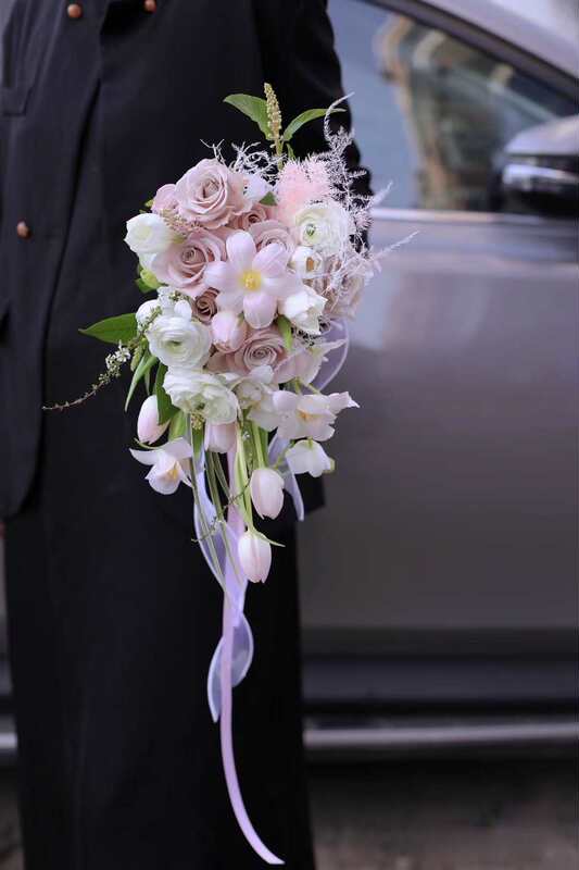 チューリップの花束の花嫁の造花の影楼の結婚する手は花の完成品の撮影の花の白色の写真を撮ります。|undefined
