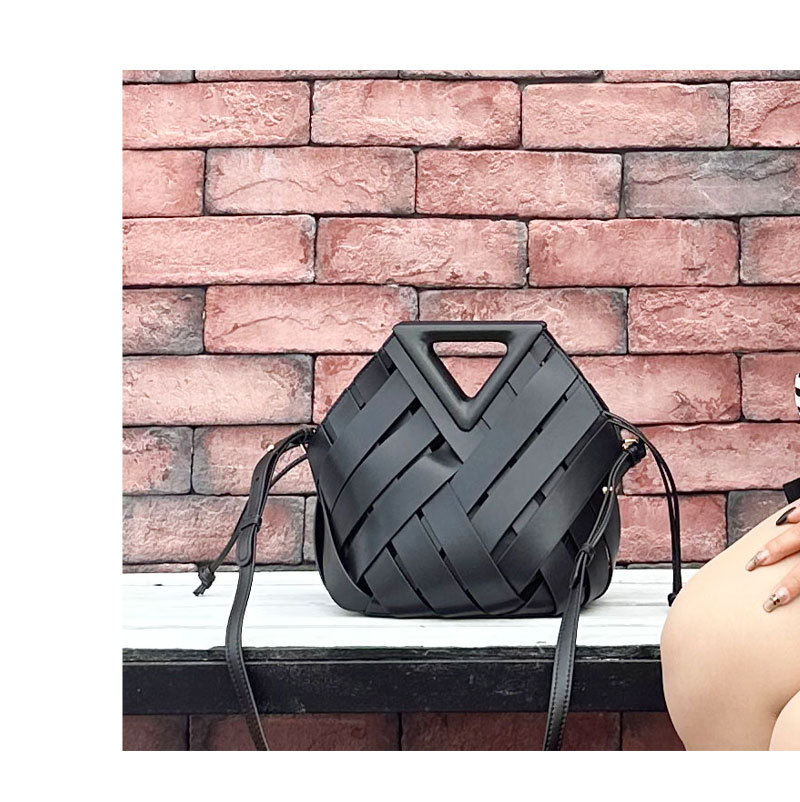 1837g Weight Cowhide Lining Material Magnetic Buckle Closure Type Single Shoulder Strap Strap Type Straw Bag Bags Type Casual, Daily Occasion Two-Layer Cowhide, Genuine leather Material Irregular, Geometric Pattern Spring&Summer Season Women's Gender Elegant, Basic, Classic Style Style Bucket Shape Women's Two-Layer Cowhide Genuine Leather Irregular Geometric Elegant Basic Classic Style Bucket Magnetic Buckle Straw Bag
