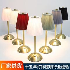 現代のシンプルなブリキの金属電気スタンドは国境を越えた寝室のベッドの上の雰囲気ランプを充電して小夜灯のプレゼントに触れます。