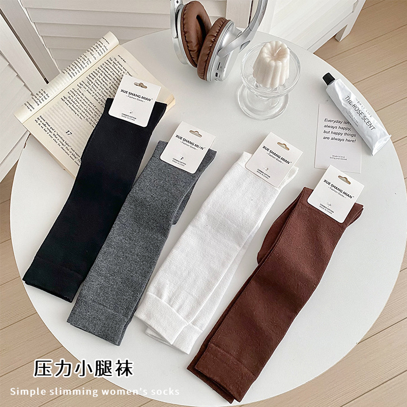 Medias de primavera y otoño para mujer estilo japonés de moda que adelgaza formando calcetines de pierna delgada en blanco y negro calcetines de algodón fabricante