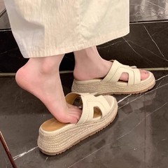 路糸同金 ~ 草編松餅の厚い底のハイヒールの1字のHスリッパの女性の夏の外は復古の坂と露指のサンダルを着ます。