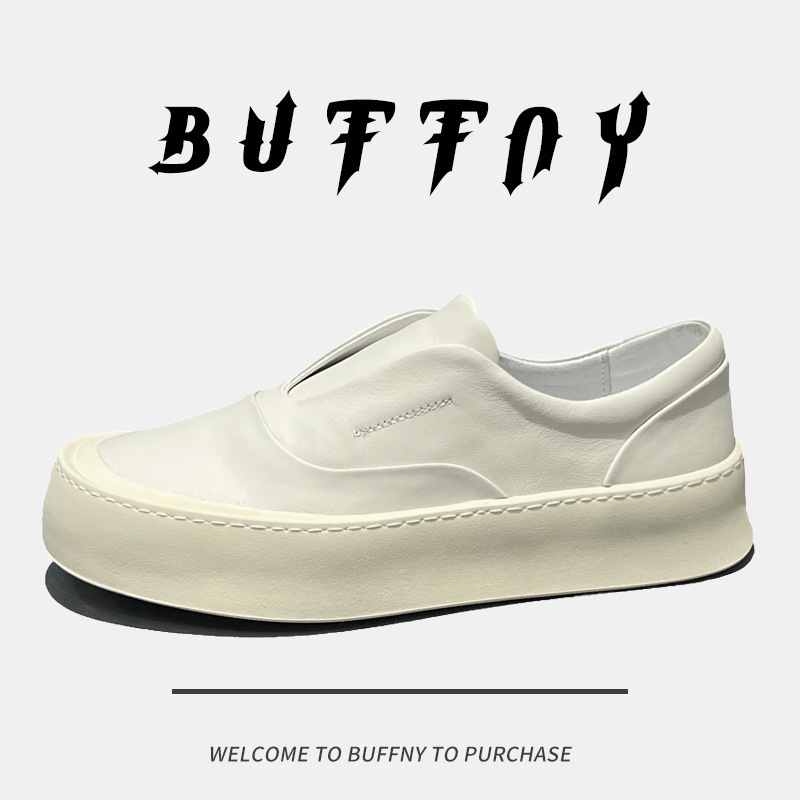 Weiße Schuhe sind lässig, mit dicken Sohlen, bequeme Freizeitschuhe und leichte, luxuriöse Business-Schuhe für Herren._voghion.com