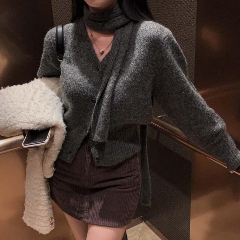 Corea chic invierno nuevo nicho retrógrado francés de manga larga pura deseo de cuello en V suéter de manga larga abrigo colgante bufandas image 3
