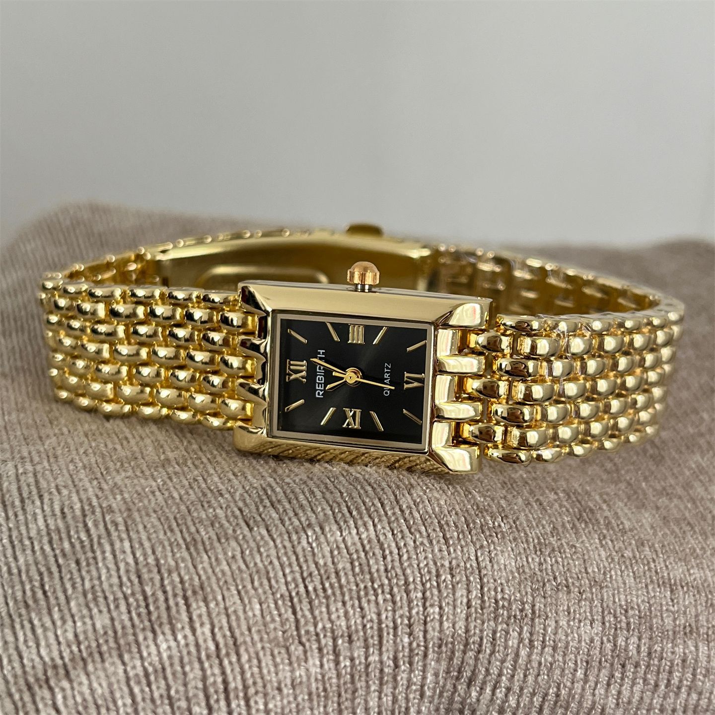 Women’s Rectangular Gold Quartz Watch With Stainless Steel Strap_voghion.com