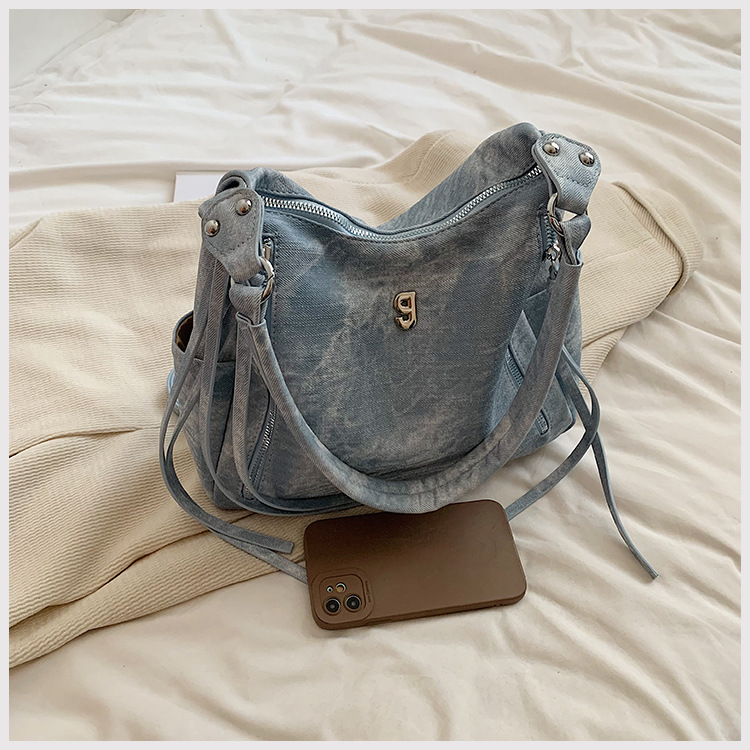 Large capacity wandering shoulder bag, new spicy girl high-end versatile double pocket strip casual crossbody armpit bag_voghion.com