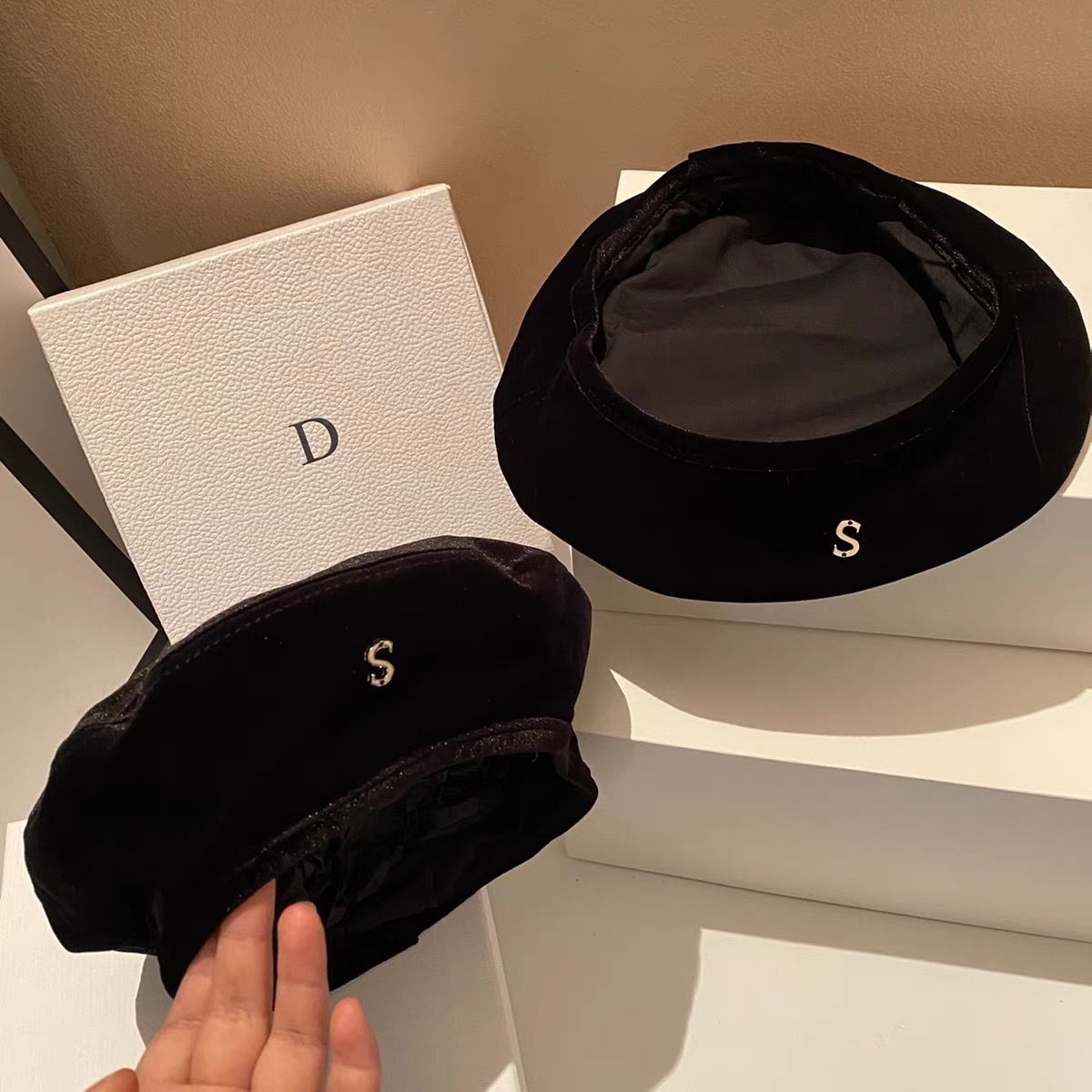 Basco da pittore in velluto nero da donna con dettagli oro_voghion.com