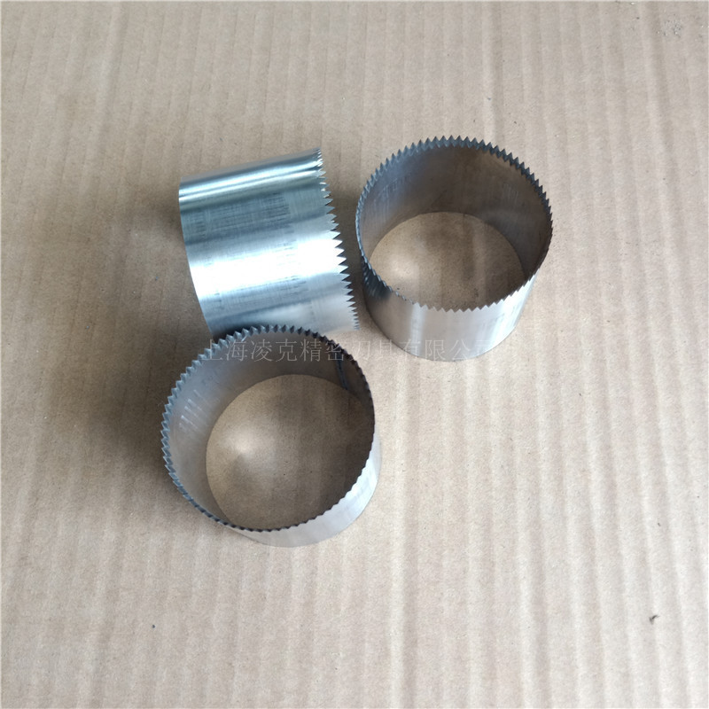 ��Ĥ���Բ�ݵ���Ĥ�������е�Բ���δ��׻���Ƭ���Ͽ��׻��е�