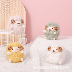 ぬいぐるみの羊のキーホルダー