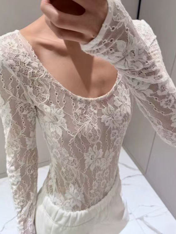 Xiaozhong otoño y invierno nuevo doble relieve gancho de encaje cuello redondo camiseta de manga larga cintura delgada chica caliente leggings