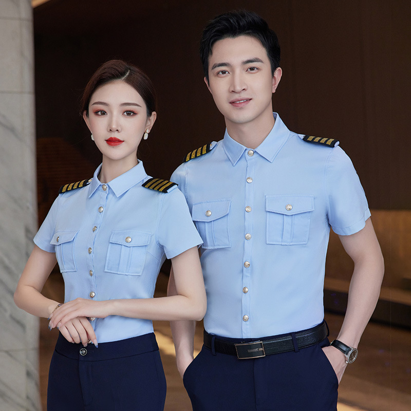 半袖の男女のシャツの青いシャツのスチュワーデスの空の少ないパイロットの機長の航空制服の警備員の作業服