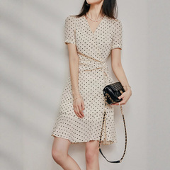 兄の家のデパートの同じタイプの婦人服2025夏の新型の波点vネックのタックのハスの葉の辺は腰の半袖のワンピースを収めます。