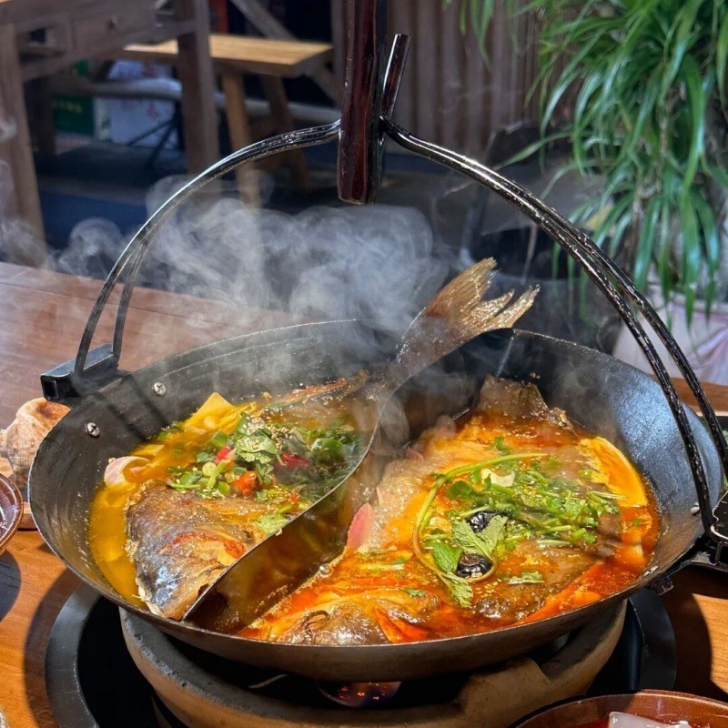 Old-Fashioned Cast Iron Yin Yang Hot Pot Hanging Pot Commercial Chongqing Street Stall Hot Pot Specialty Cookware Cast Iron Hanging Pot Fish Dry Pot