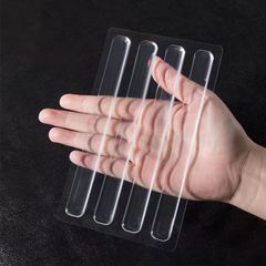 穴を開けないで跡のないシリコンゴムの衝突防止ドアの取っ手を貼って壁を保護します。
