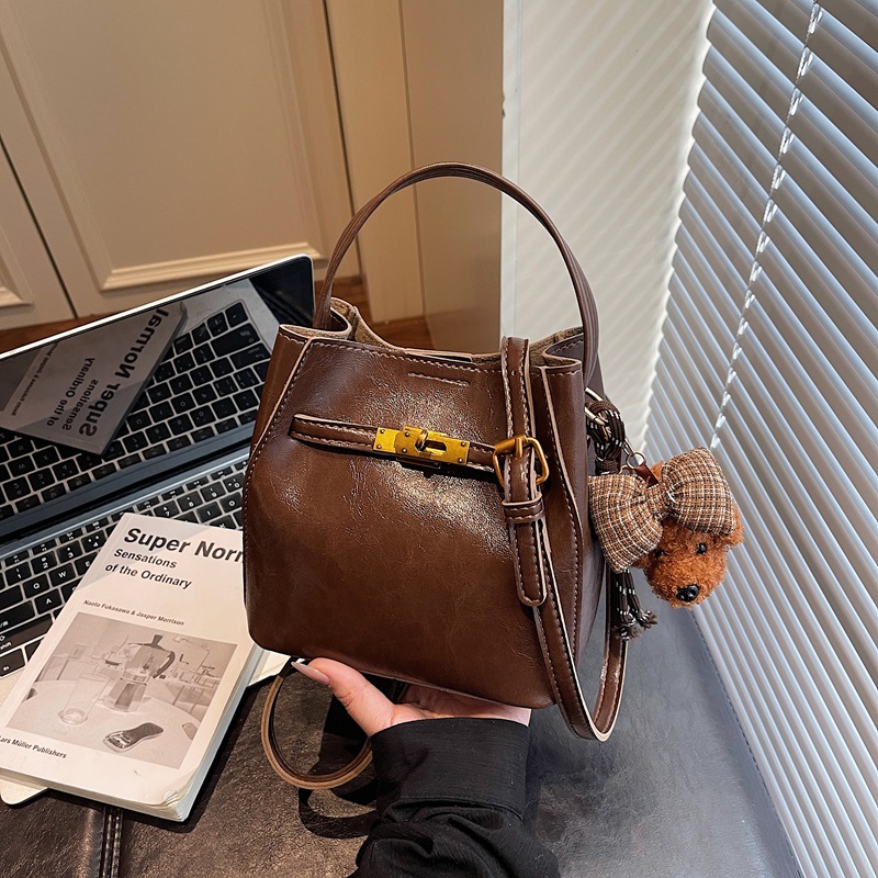 Otoño y invierno bolso de cubo de mano mujer 2025 nuevo estilo de alta calidad retro bolso de hombro universal de transporte público bolso de mujer