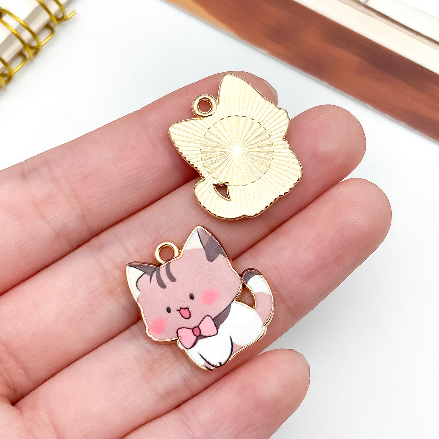 23556-XP-KC金粉紫色滴油锌合金领结印花猫咪21x2