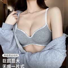 2539下着をそろえた女性の胸が大きくて、マントーのカップが垂れ下がるのを防ぐ。