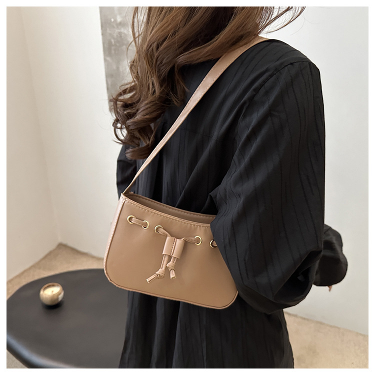 The new autumn/winter 2024 collection of women's bags features a retro and simple Korean-style underarm bag. This year, hand-held bags are in vogue, exuding a sense of sophistication undefined