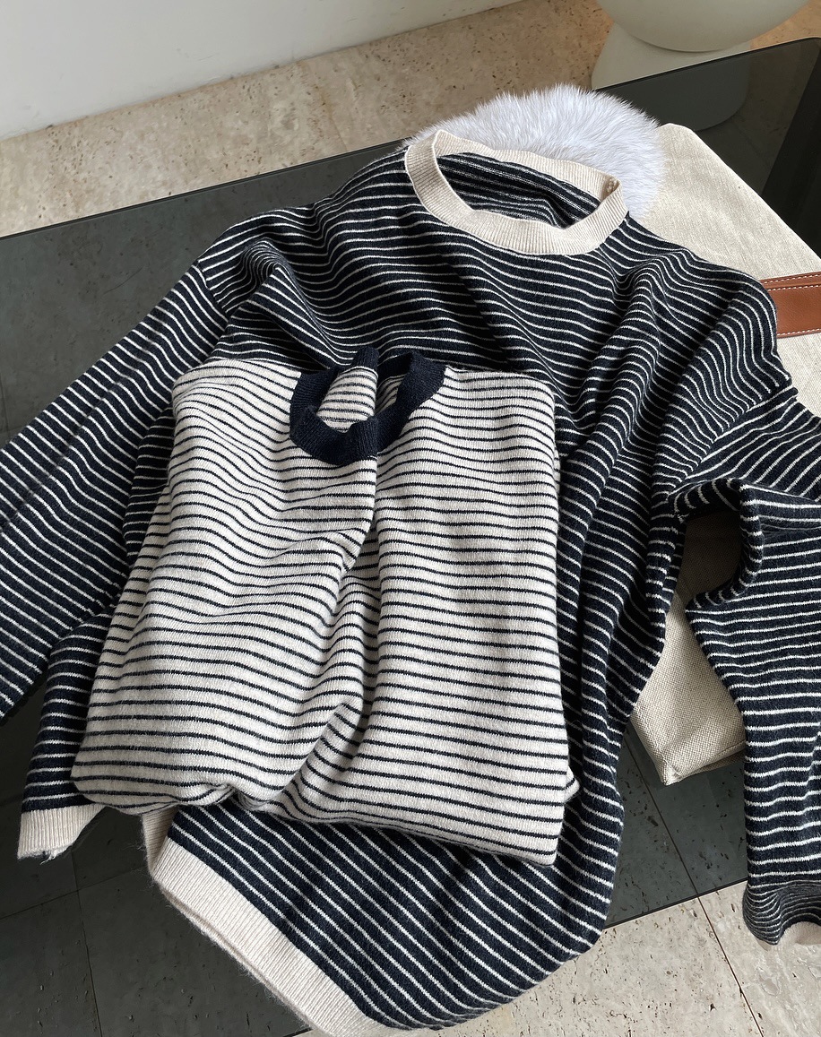 韩系博主条纹短款毛衣Diagonal Button Stripe Sweater
